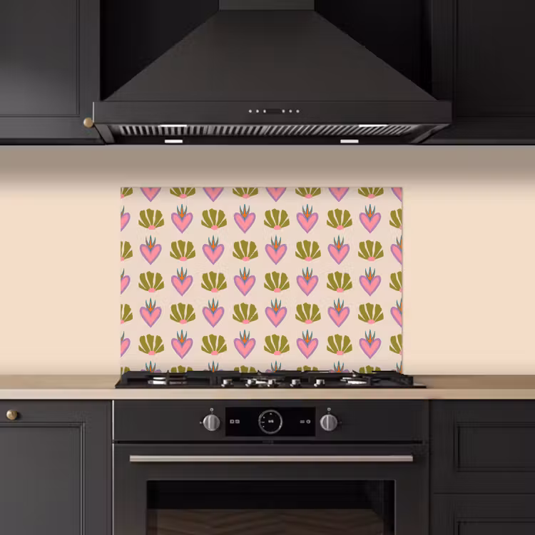Patroon - Beige - Hartjes - Bloemen keuken achterwand spatscherm klein 900 -sfeer1