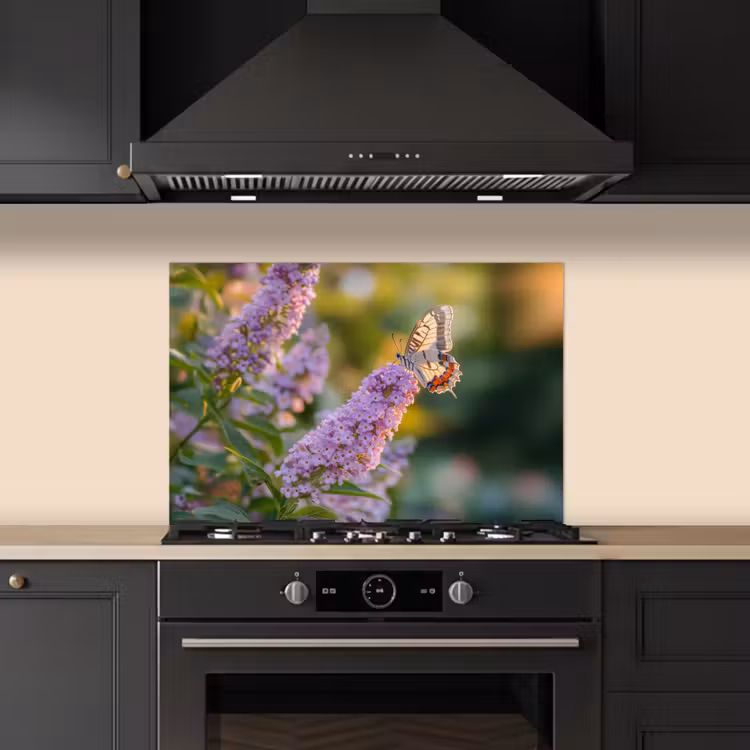 Sierlijke - Vlinder - Paarse - Bloemen keuken achterwand spatscherm klein -sfeer1