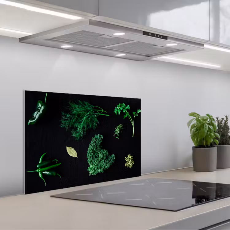 Specerijen en kruiden op zwarte achtergrond keuken achterwand spatscherm klein -3d_schuin