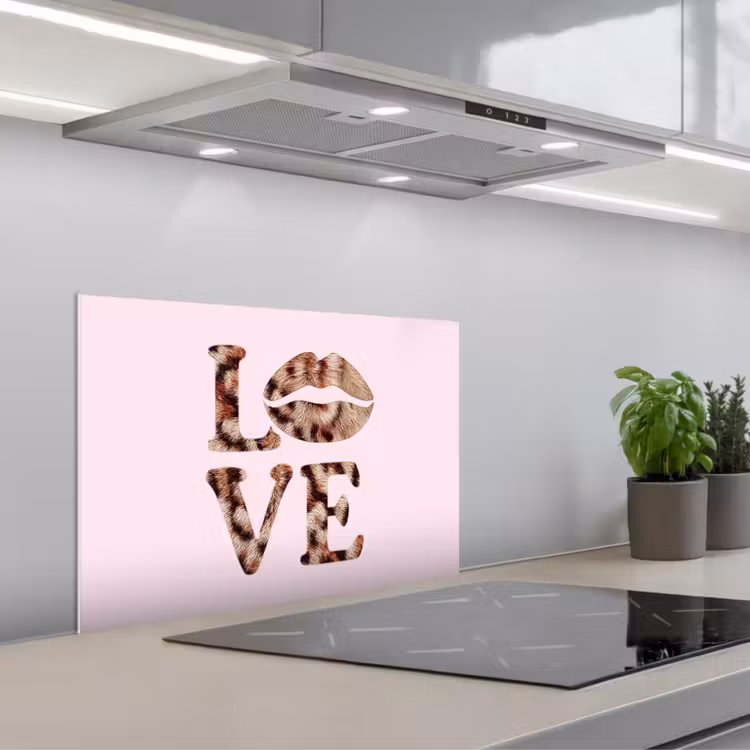 Tekst - Love - Pantervacht - Lichtroze keuken achterwand spatscherm klein -3d_schuin