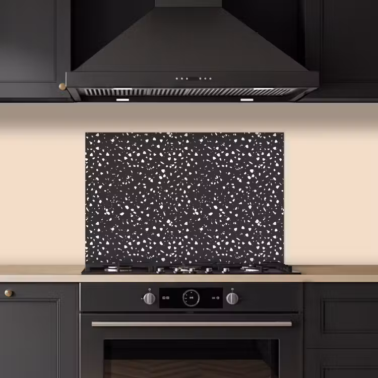 Terrazzo - Patroon - Zwart - Wit keuken achterwand spatscherm klein 900 -sfeer1