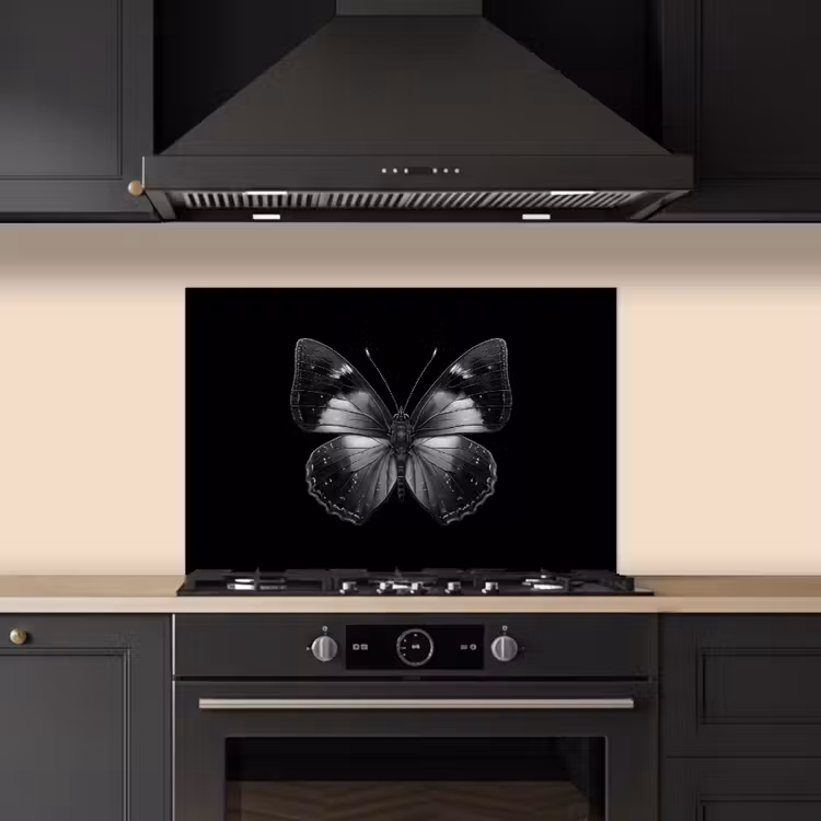 Vlinder - Grijs - Mysterieus keuken achterwand spatscherm klein -sfeer1