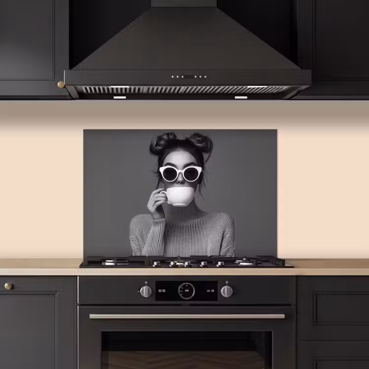 Vrouw - Koffie - Zwart - Wit keuken achterwand spatscherm klein -sfeer1