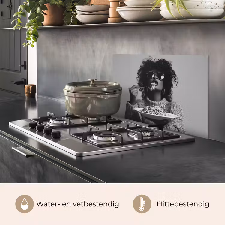 Vrouw - Pasta - Zwart - Wit keuken achterwand spatscherm klein -usp_NL