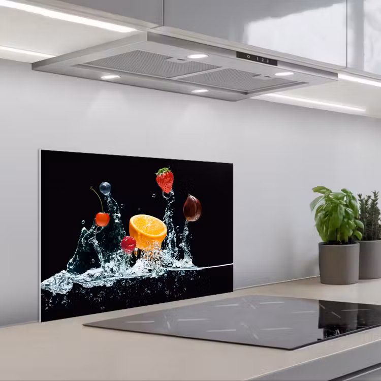 Water - Fruit - Sinaasappel - Aardbei - Kers - Zwart keuken achterwand spatscherm klein -3d_schuin