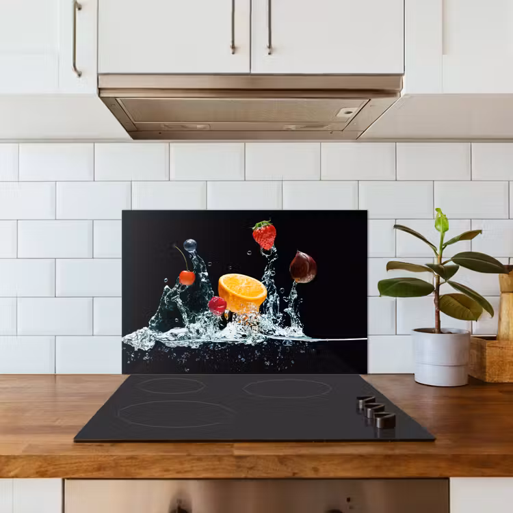 Water - Fruit - Sinaasappel - Aardbei - Kers - Zwart keuken achterwand spatscherm klein -sfeer2