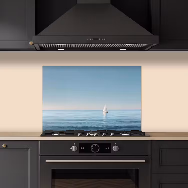 Zeilbootje - Kalme zee - Helderblauwe hemel keuken achterwand spatscherm klein -sfeer1