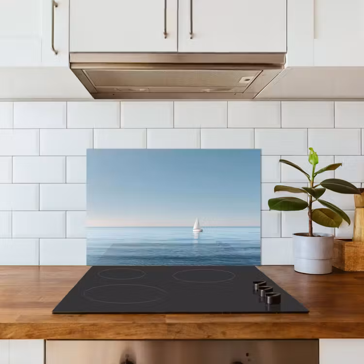 Zeilbootje - Kalme zee - Helderblauwe hemel keuken achterwand spatscherm klein -sfeer2
