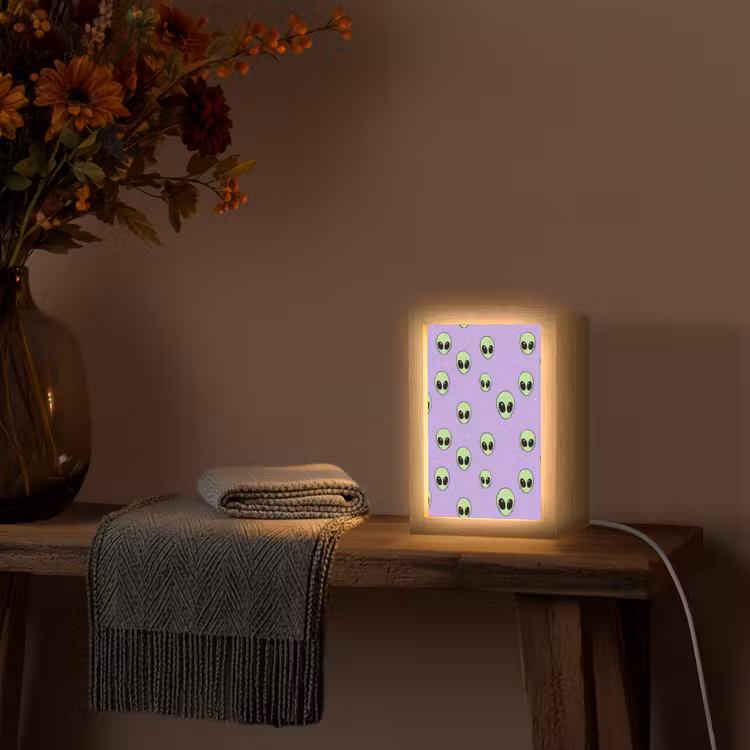 Alien - Retro - Lila Light Box met kabel (Tafellamp) klein 925 -sfeer4