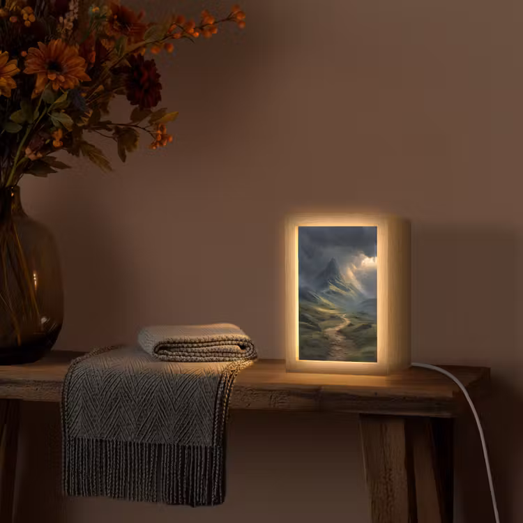 Bergen - Kronkelpad - Groen - Wolken Light Box met kabel (Tafellamp) klein -sfeer4