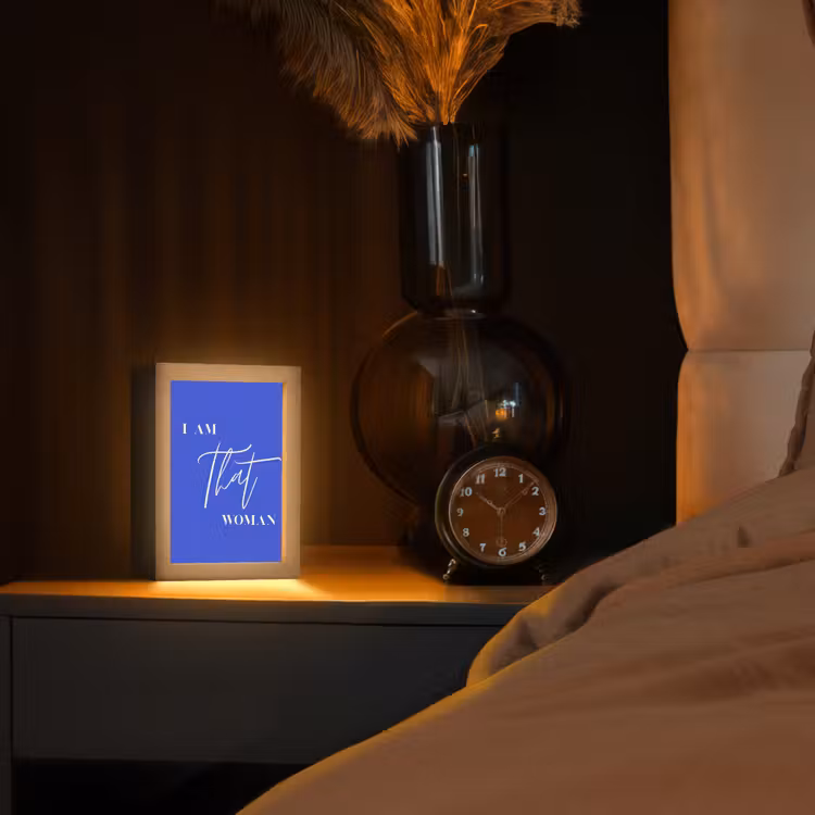 Blauw - I am that woman - Sierlijk - Minimalistisch Light Box met kabel (Tafellamp) klein -sfeer1