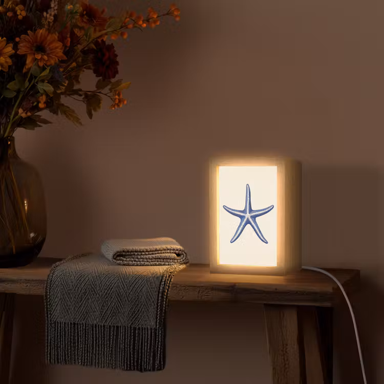 Blauwe zeester - Minimalistisch - Beige Light Box met kabel (Tafellamp) klein -sfeer4