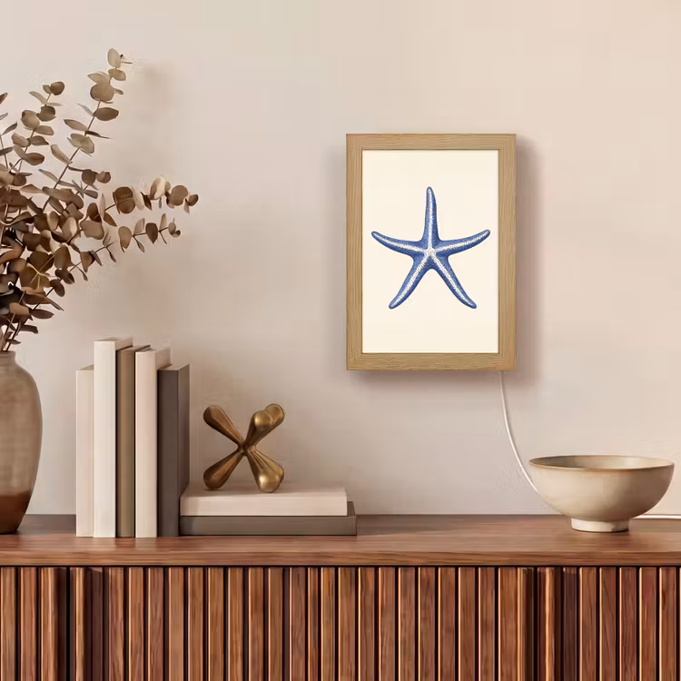 Blauwe zeester - Minimalistisch - Beige Light Box met kabel (Tafellamp) klein -sfeer2
