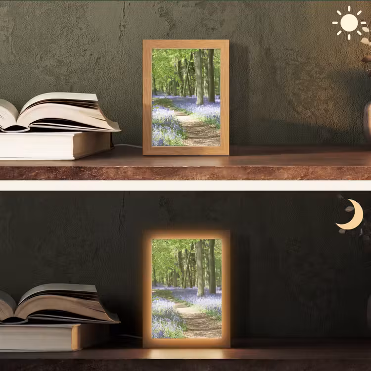 Bos - Pad - Bloemen - Paars - Groen - Natuur Light Box met kabel (Tafellamp) klein -sfeer3
