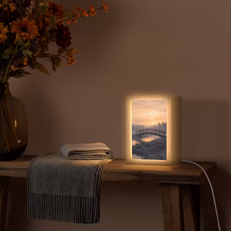 Brug - Mist - Bomen - Water Light Box met kabel (Tafellamp) klein -sfeer4
