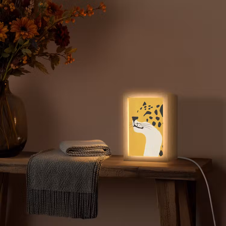 Cheetah - Illustratie - Geel Light Box met kabel (Tafellamp) klein -sfeer4