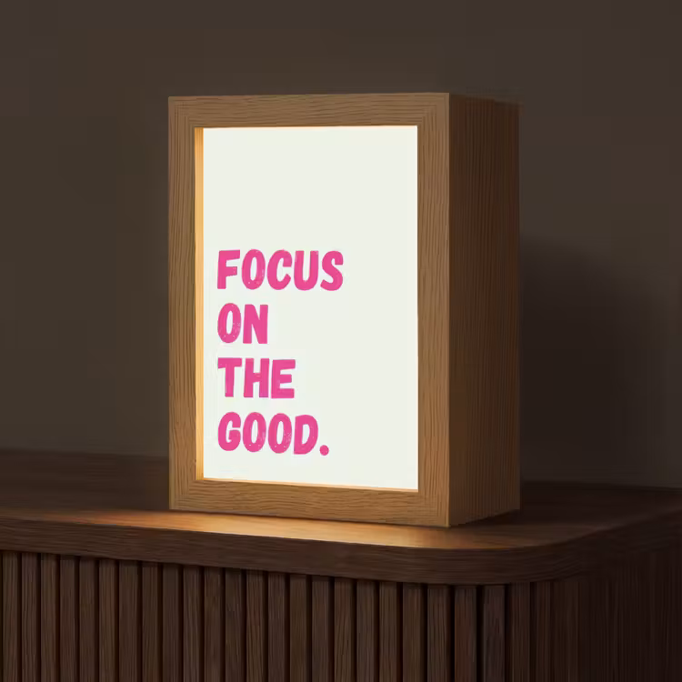 Focus on the good - Beige - Roze Light Box met kabel (Tafellamp) klein -z3d_website