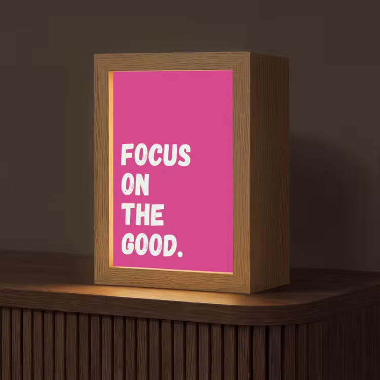 Focus on the good - Roze - Simple Light Box met kabel (Tafellamp) klein -z3d_website