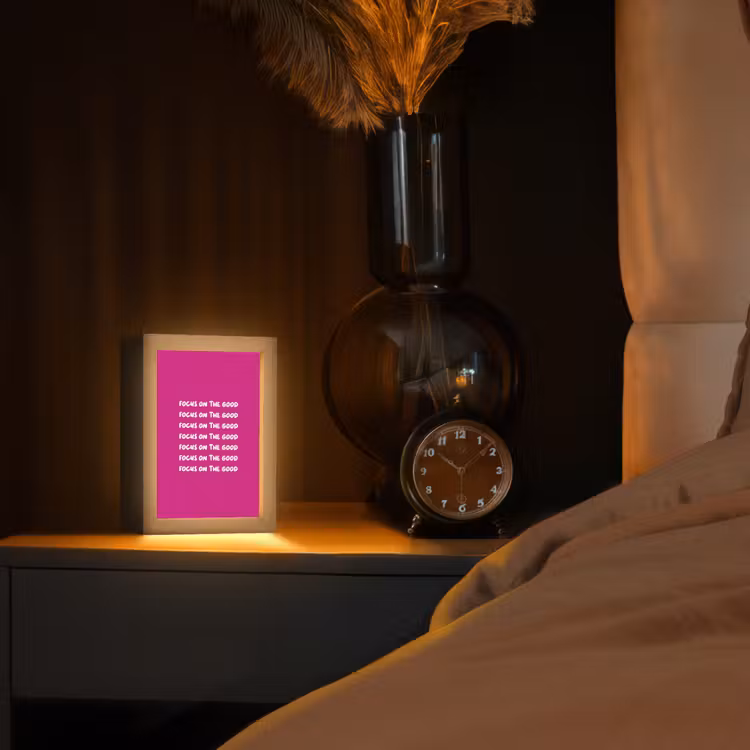 Focus on the good - Roze - wit Light Box met kabel (Tafellamp) klein -sfeer1