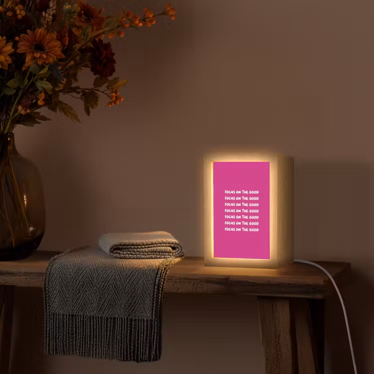 Focus on the good - Roze - wit Light Box met kabel (Tafellamp) klein -sfeer4