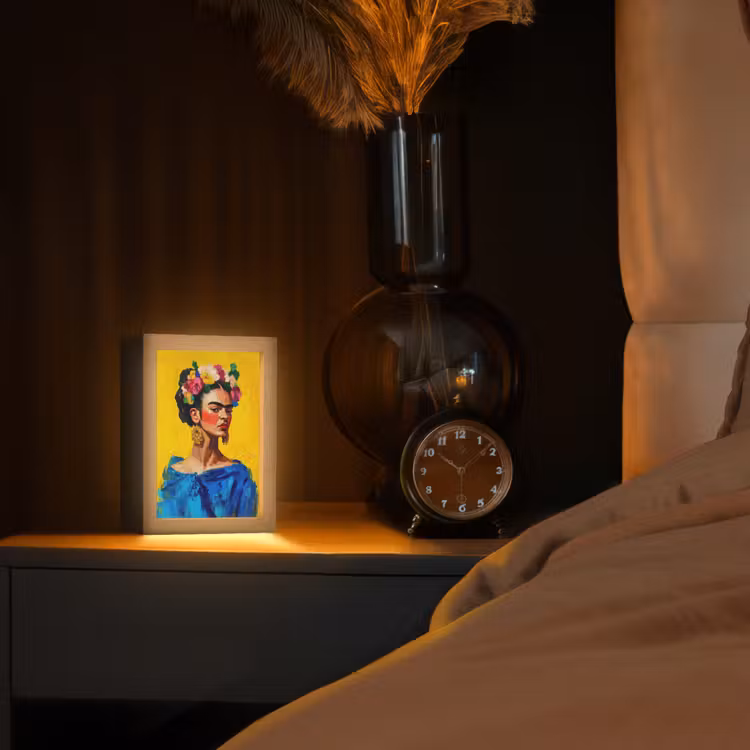 Frida Kahlo - Vrouw - Geel - Blauw - Bloemen Light Box met kabel (Tafellamp) klein -sfeer1