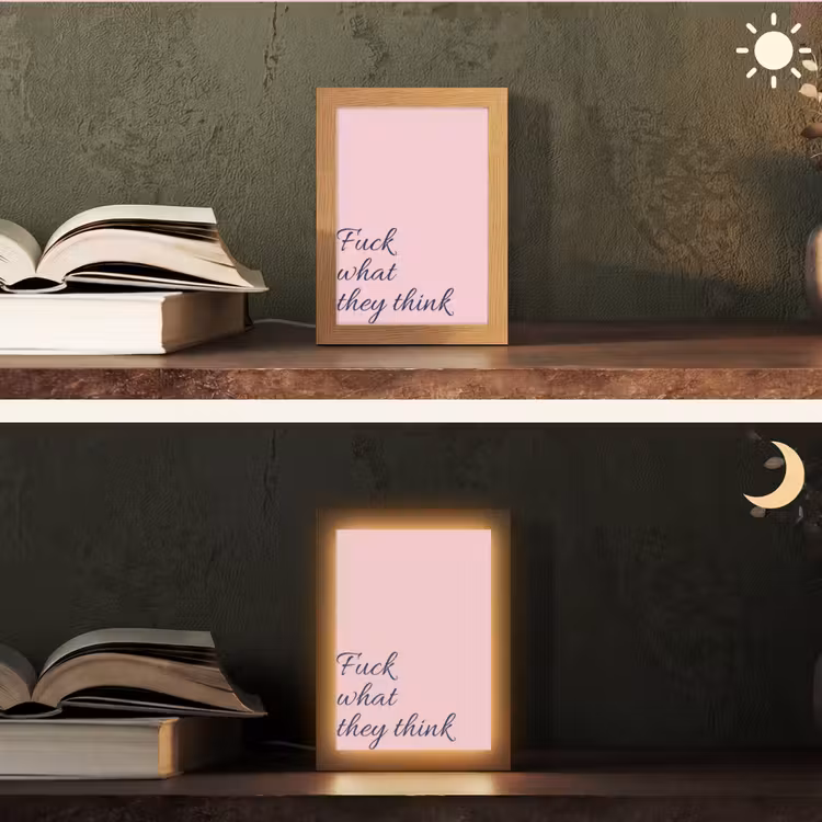 Fuck what they think - Roze - Minimalistisch Light Box met kabel (Tafellamp) klein -sfeer3