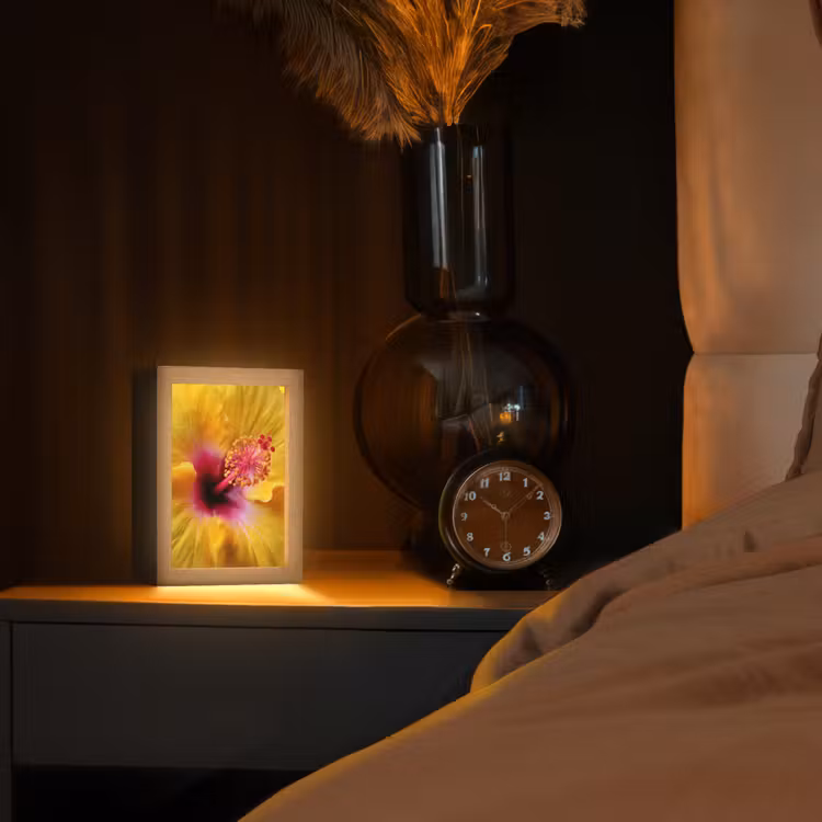 Geel - Hibiscus - Tropisch Light Box met kabel (Tafellamp) klein -sfeer1