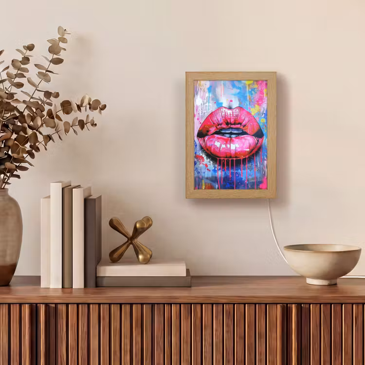 Graffiti - Lippen - Felroze - Geschilderd Light Box met kabel (Tafellamp) klein -sfeer2