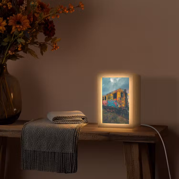 Graffiti - Verlaten trein - Street art Light Box met kabel (Tafellamp) klein -sfeer4