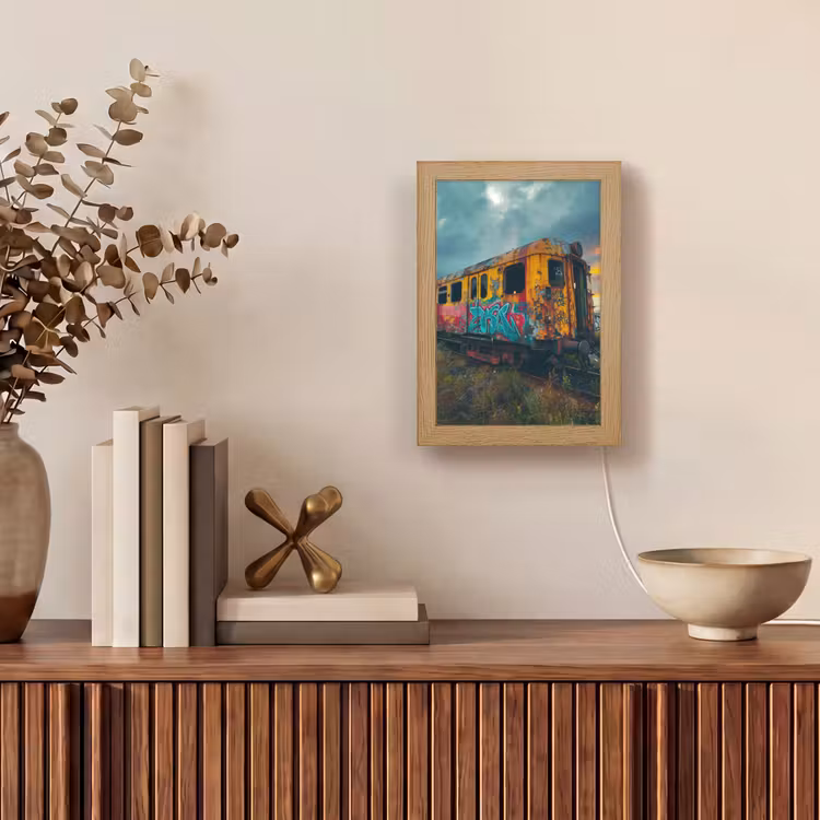 Graffiti - Verlaten trein - Street art Light Box met kabel (Tafellamp) klein -sfeer2