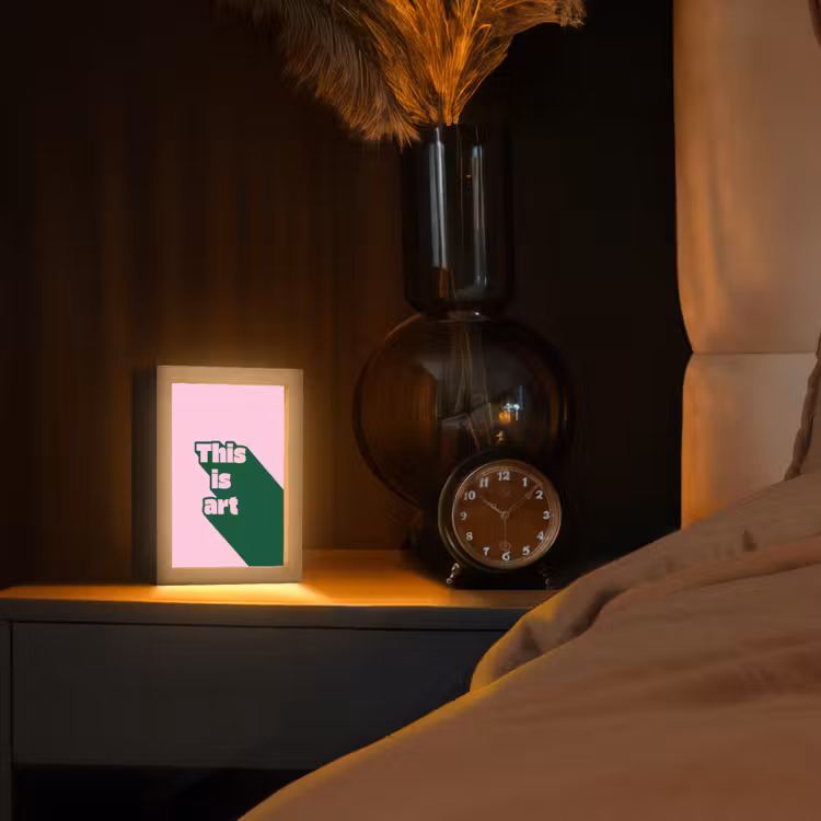 Groen - Teskt - This is art - Roze Light Box met kabel (Tafellamp) klein -sfeer1