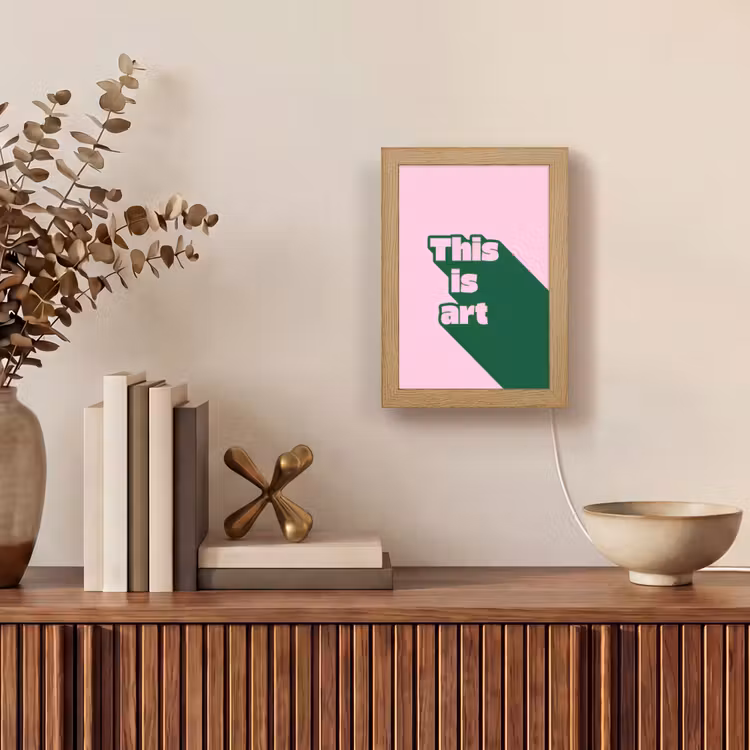 Groen - Teskt - This is art - Roze Light Box met kabel (Tafellamp) klein -sfeer2