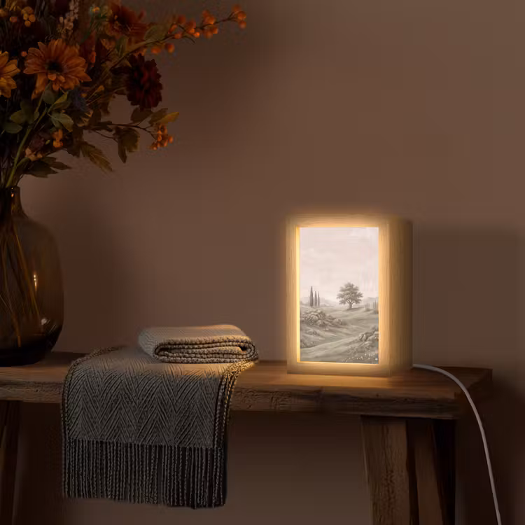 Heuvellandschap - Bomen - Natuur - Groen Light Box met kabel (Tafellamp) klein -sfeer4