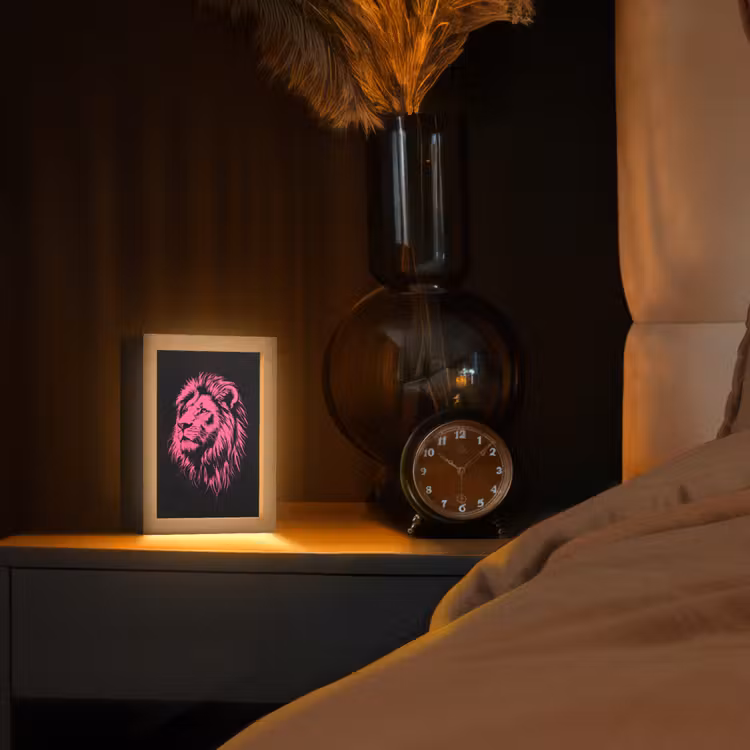 Leeuw - Zwart - Roze - Neon Light Box met kabel (Tafellamp) klein -sfeer1