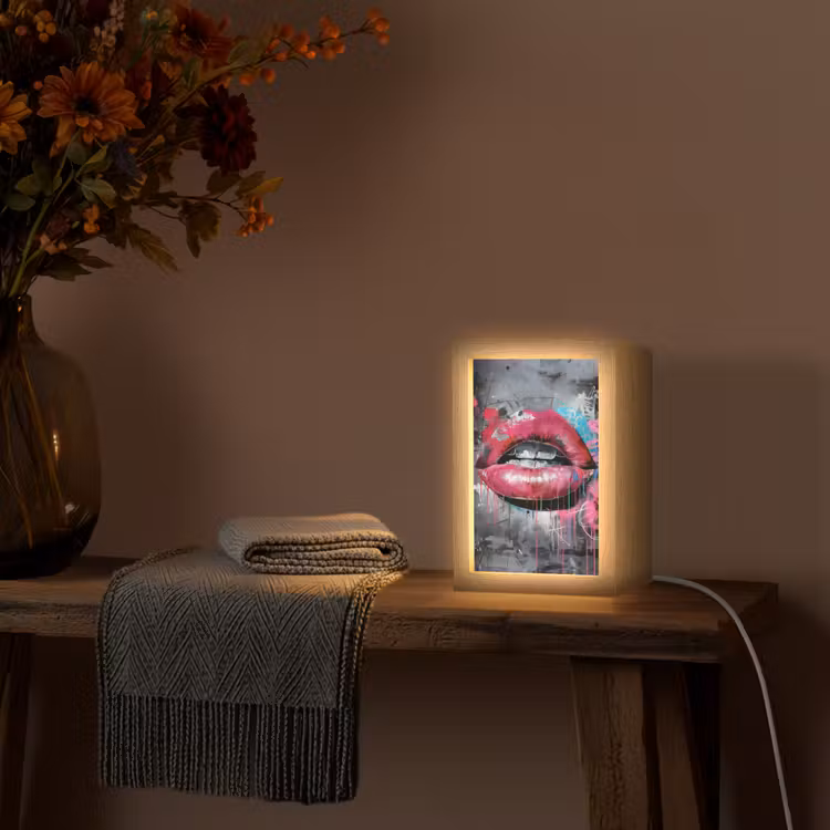 Lippen - Felroze - Graffiti - Verfstrepen Light Box met kabel (Tafellamp) klein -sfeer4