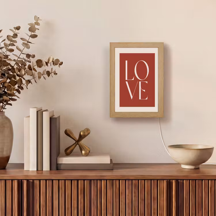 Love - Rood - Minimalistisch Light Box met kabel (Tafellamp) klein -sfeer2