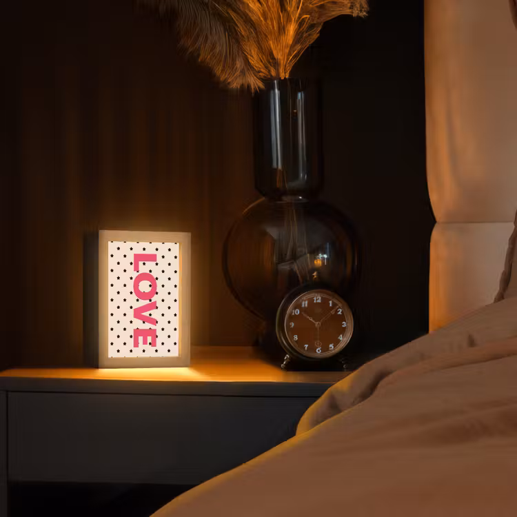 Love - Stippen - Roze Light Box met kabel (Tafellamp) klein -sfeer1
