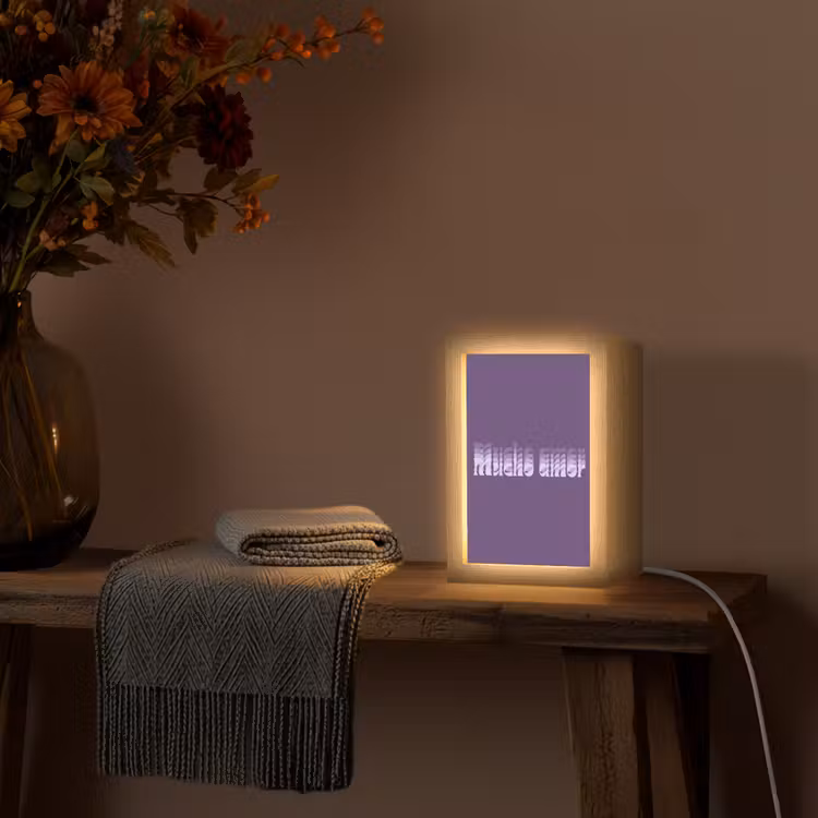 Mucho amor - Paars - Grafisch Light Box met kabel (Tafellamp) klein -sfeer4
