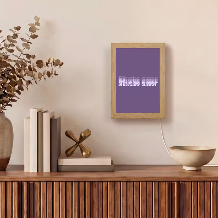 Mucho amor - Paars - Grafisch Light Box met kabel (Tafellamp) klein -sfeer2