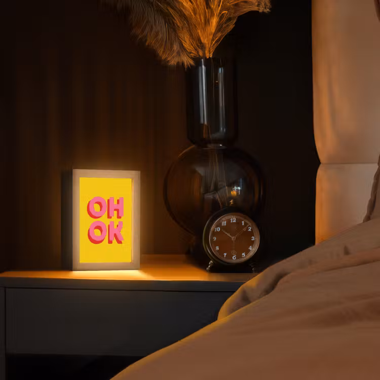 Oh ok - 3D - Geel - Roze Light Box met kabel (Tafellamp) klein -sfeer1