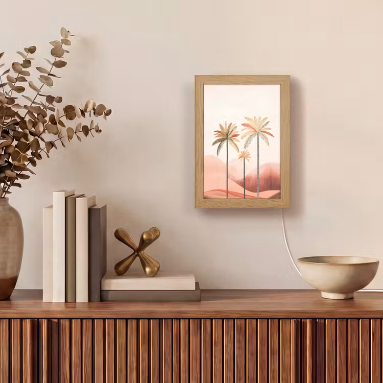 Palmbomen - Heuvels - Minimalistisch - Zachtroze Light Box met kabel (Tafellamp) klein -sfeer2