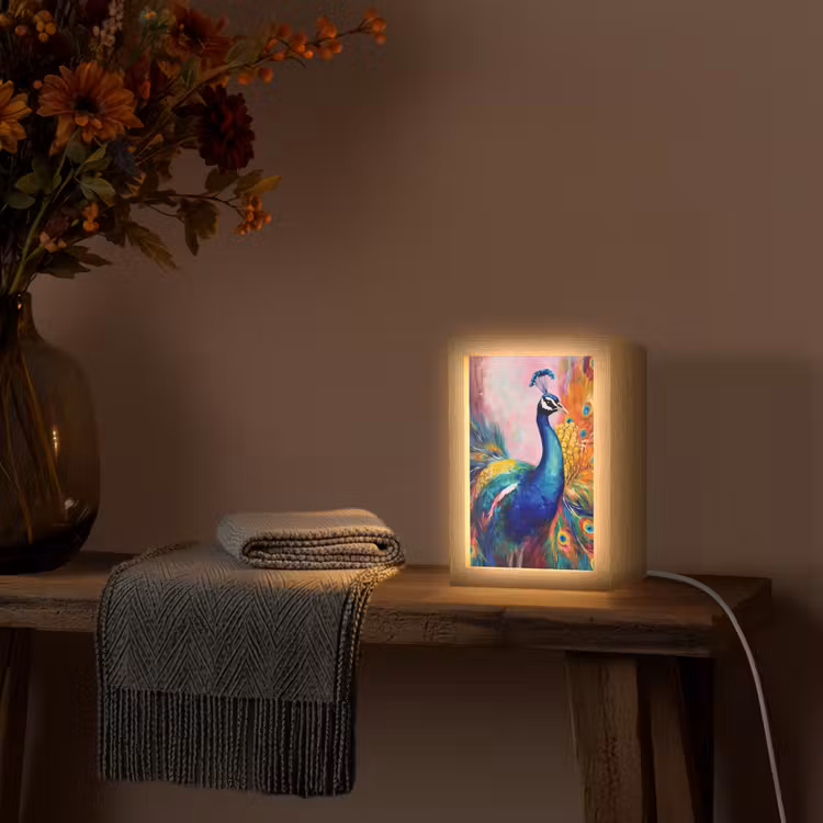 Pauw - Dieren - Schilderij - Regenboog Light Box met kabel (Tafellamp) klein -sfeer4