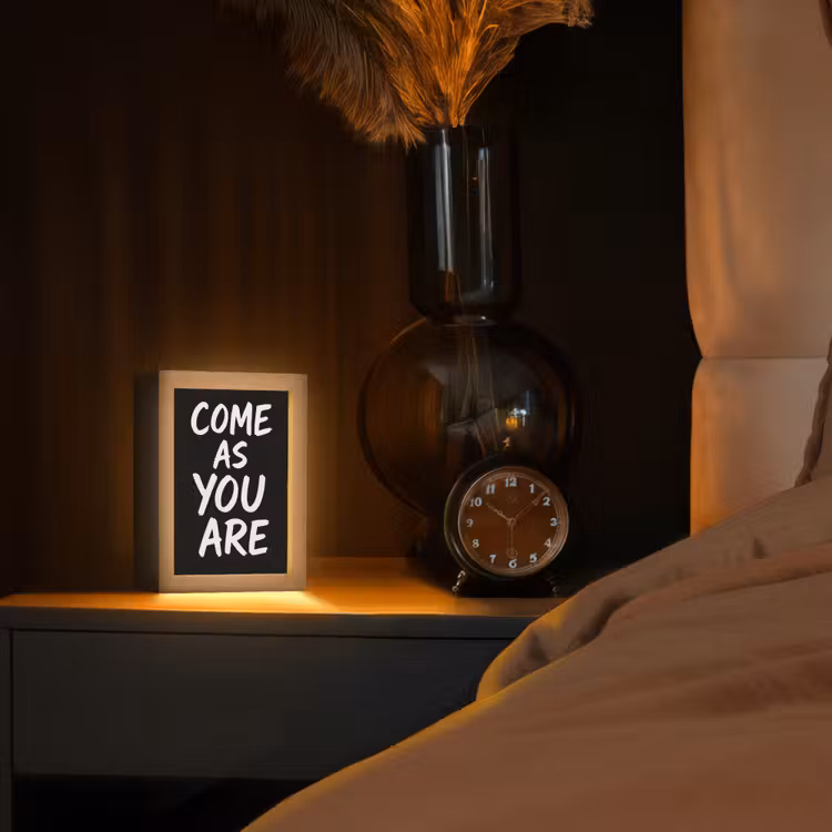 Quote - Zwart - Simpel Light Box met kabel (Tafellamp) klein -sfeer1