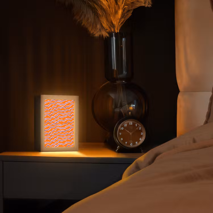 Retro - Golvend - Oranje Light Box met kabel (Tafellamp) klein 925 -sfeer1