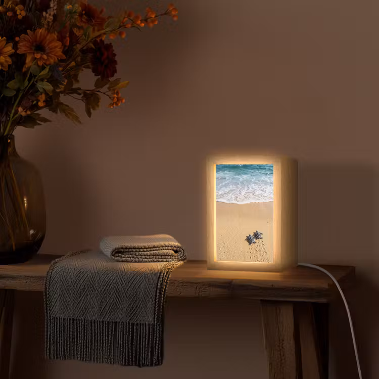 Schildpad - Jong - Strand - Oceaan - Blauw Light Box met kabel (Tafellamp) klein -sfeer4