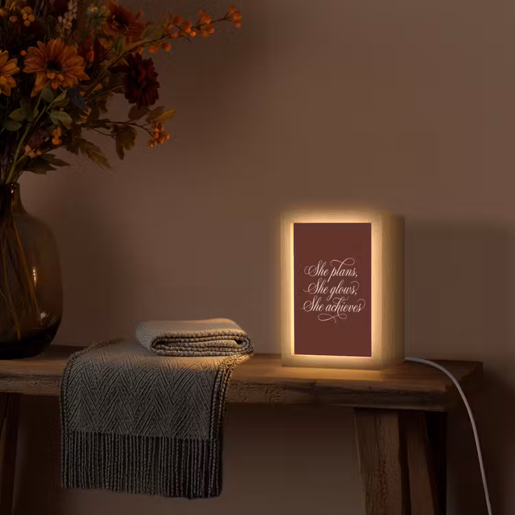 She plans she glows she achieves - Rood - Cursief Light Box met kabel (Tafellamp) klein -sfeer4