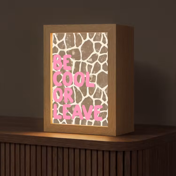 Tekst - Be cool or leave - Roze - Giraffenprint Light Box met kabel (Tafellamp) klein -z3d_website