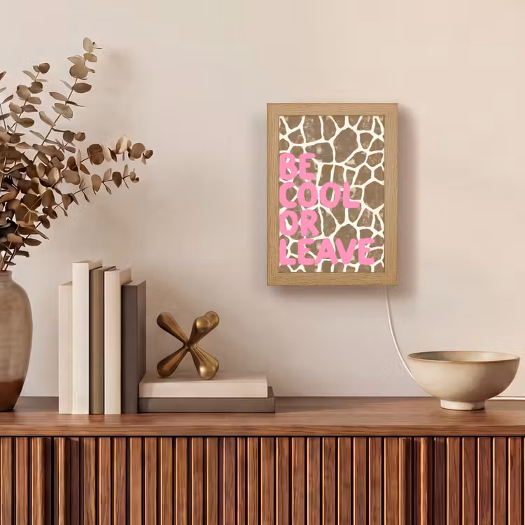 Tekst - Be cool or leave - Roze - Giraffenprint Light Box met kabel (Tafellamp) klein -sfeer2