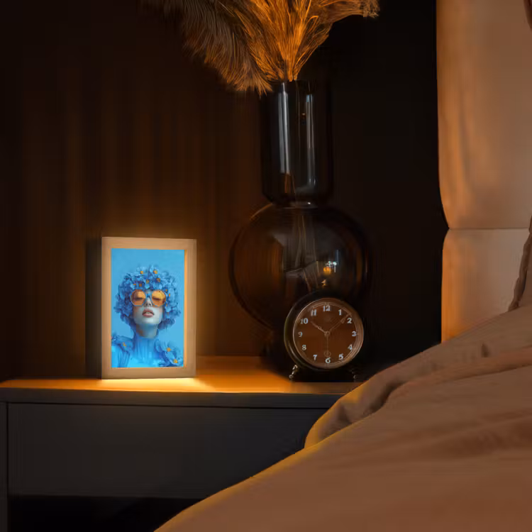 Vrouw - Bloem - Blauw - Modern - Bril - Portret Light Box met kabel (Tafellamp) klein -sfeer1