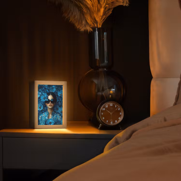 Vrouw - Bloemen - Blauw - Aesthetic - Luxe Light Box met kabel (Tafellamp) klein -sfeer1